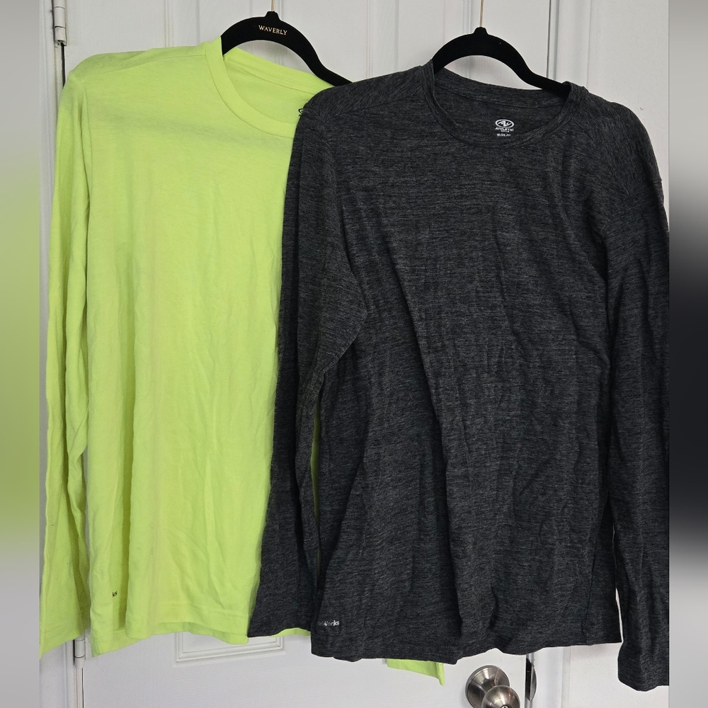 Athletic men long sleeve shirt. M